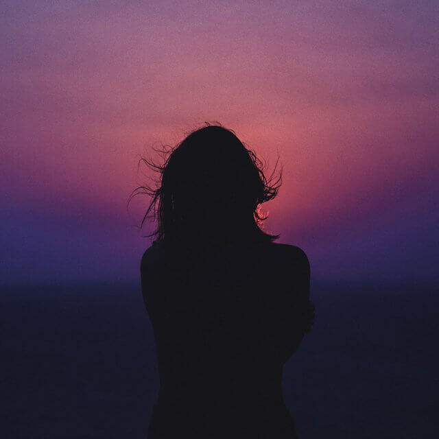 donna tramonto foto su licenza di Sasha Freemind per Unsplash